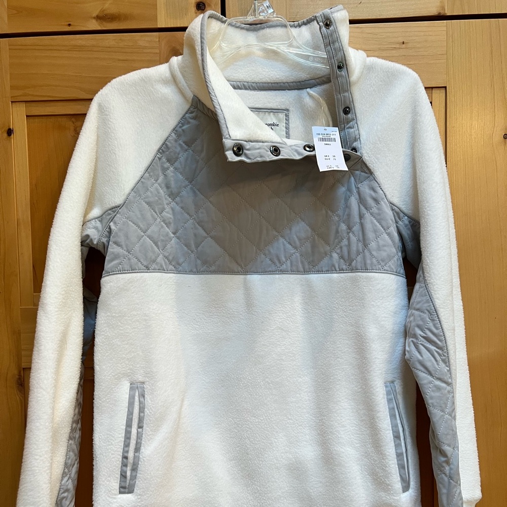 Abercrombie Womens 1/4 snap Fleece Small NWT